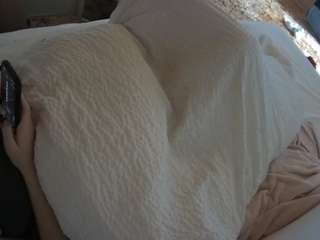 voyeurcam-julmodels-whitebed-1