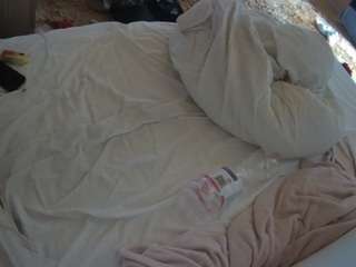 voyeurcam-julmodels-whitebed-1