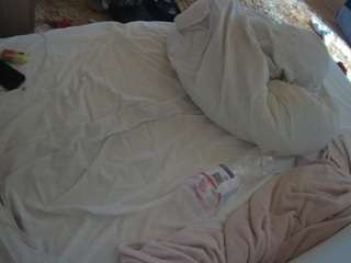 voyeurcam-julmodels-whitebed-1