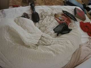 voyeurcam-julmodels-whitebed-1