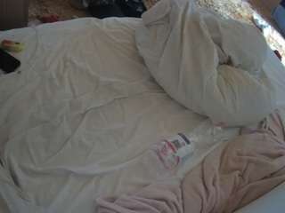 voyeurcam-julmodels-whitebed-1