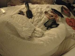 voyeurcam-julmodels-whitebed-1