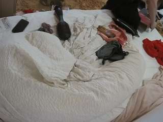 voyeurcam-julmodels-whitebed-1