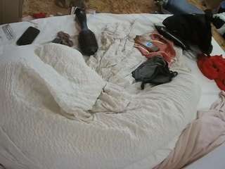 voyeurcam-julmodels-whitebed-1