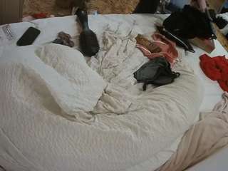 voyeurcam-julmodels-whitebed-1