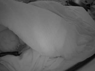 voyeurcam-julmodels-whitebed-1