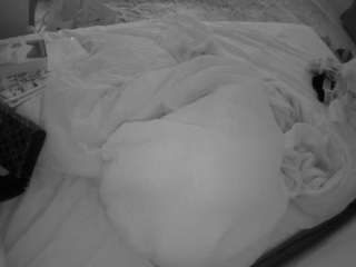 voyeurcam-julmodels-whitebed-1