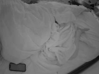 voyeurcam-julmodels-whitebed-1