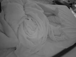 voyeurcam-julmodels-whitebed-1