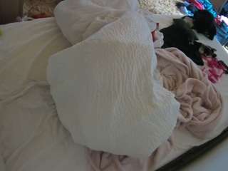 voyeurcam-julmodels-whitebed-1