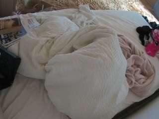 voyeurcam-julmodels-whitebed-1