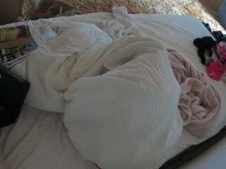 voyeurcam-julmodels-whitebed-1