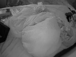 voyeurcam-julmodels-whitebed-1