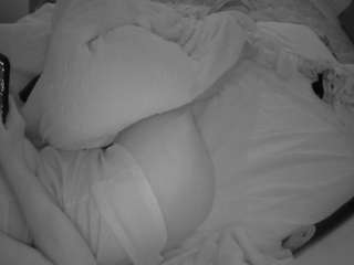 voyeurcam-julmodels-whitebed-1