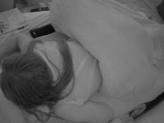 voyeurcam-julmodels-whitebed-1