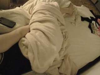 voyeurcam-julmodels-whitebed-1 camsoda