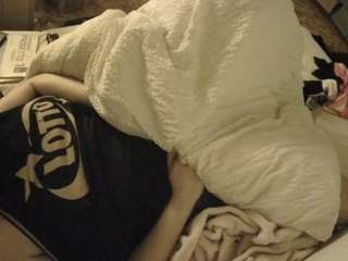 voyeurcam-julmodels-whitebed-1