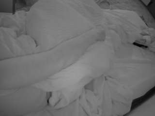 voyeurcam-julmodels-whitebed-1