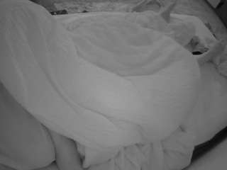 voyeurcam-julmodels-whitebed-1