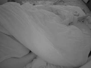 voyeurcam-julmodels-whitebed-1