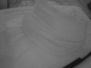 voyeurcam-julmodels-whitebed-1