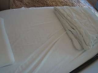 voyeurcam-julmodels-whitebed-1