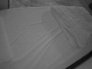 voyeurcam-julmodels-whitebed-1