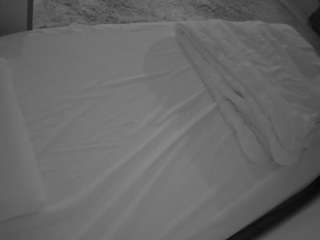 voyeurcam-julmodels-whitebed-1