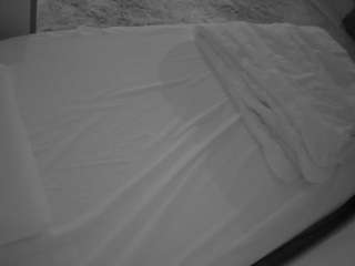 voyeurcam-julmodels-whitebed-1