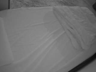 voyeurcam-julmodels-whitebed-1