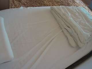 voyeurcam-julmodels-whitebed-1