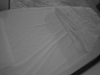 voyeurcam-julmodels-whitebed-1