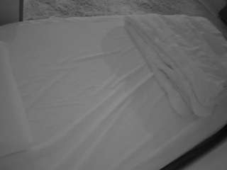 voyeurcam-julmodels-whitebed-1