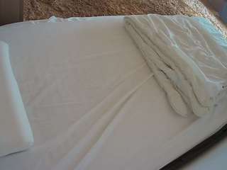 voyeurcam-julmodels-whitebed-1