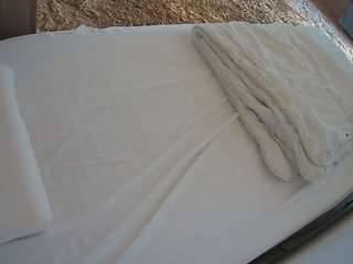 voyeurcam-julmodels-whitebed-1
