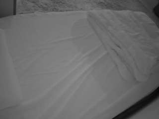 voyeurcam-julmodels-whitebed-1