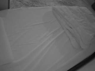 voyeurcam-julmodels-whitebed-1