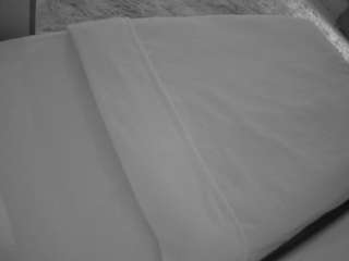 voyeurcam-julmodels-whitebed-1