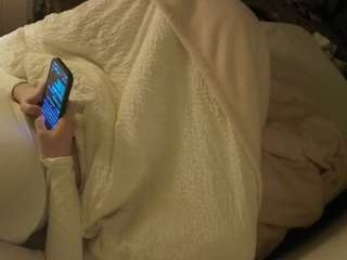 voyeurcam-julmodels-whitebed-1 camsoda