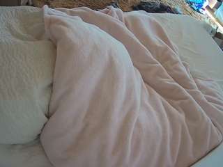 voyeurcam-julmodels-whitebed-1