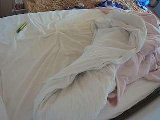 voyeurcam-julmodels-whitebed-1