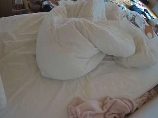 voyeurcam-julmodels-whitebed-1