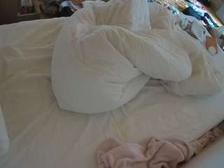 voyeurcam-julmodels-whitebed-1
