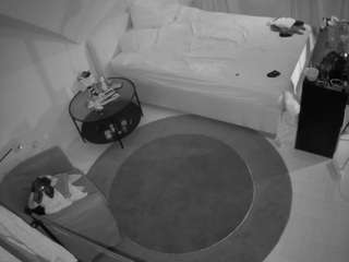 voyeurcam-julmodels-whitebed-1 camsoda