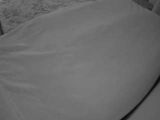 voyeurcam-julmodels-whitebed-1 webcam