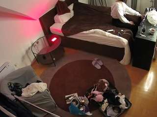 voyeurcam-julmodels-whitebed-1