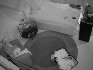 voyeurcam-julmodels-whitebed-1