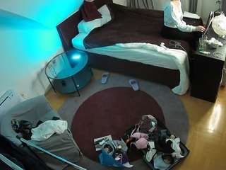 voyeurcam-julmodels-whitebed-1