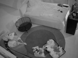 voyeurcam-julmodels-whitebed-1 webcam