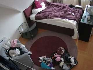 voyeurcam-julmodels-whitebed-1 webcam